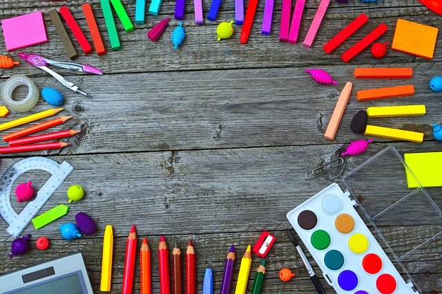 צבעים ועפרונות